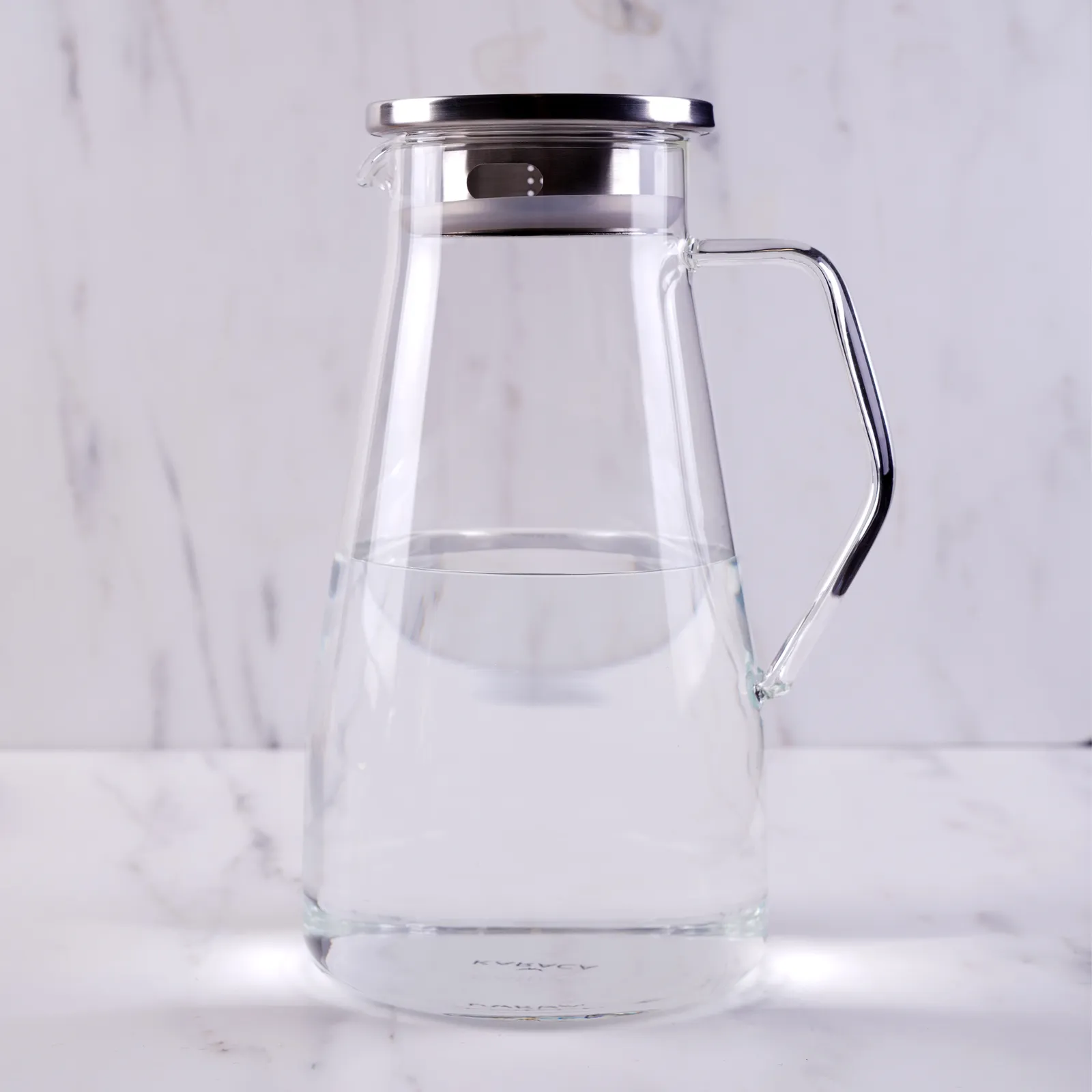Carafe à eau Karaca en verre borosilicate et acier inoxydable, 1 700 ml
