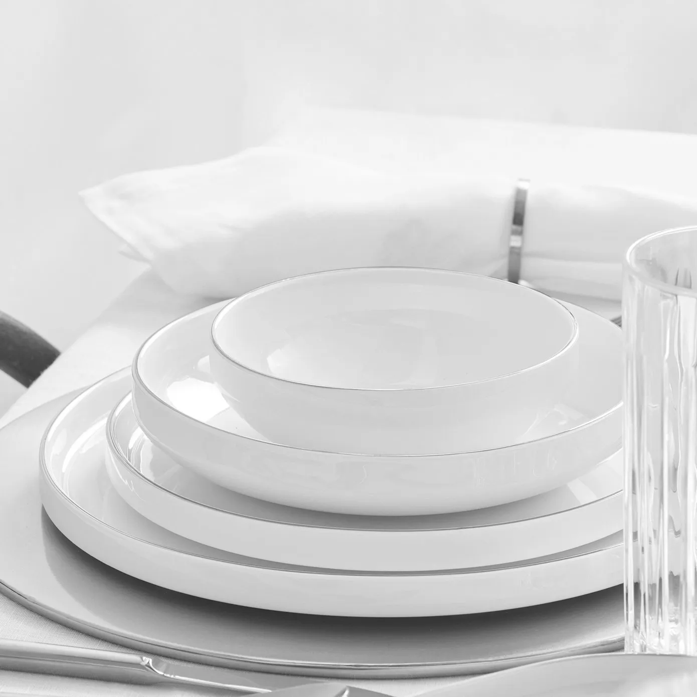Karaca Red Carpet Collection Service de table Streamline New Saturn 59 pièces, 12 personnes, New Generation Bone, platine - Image 4