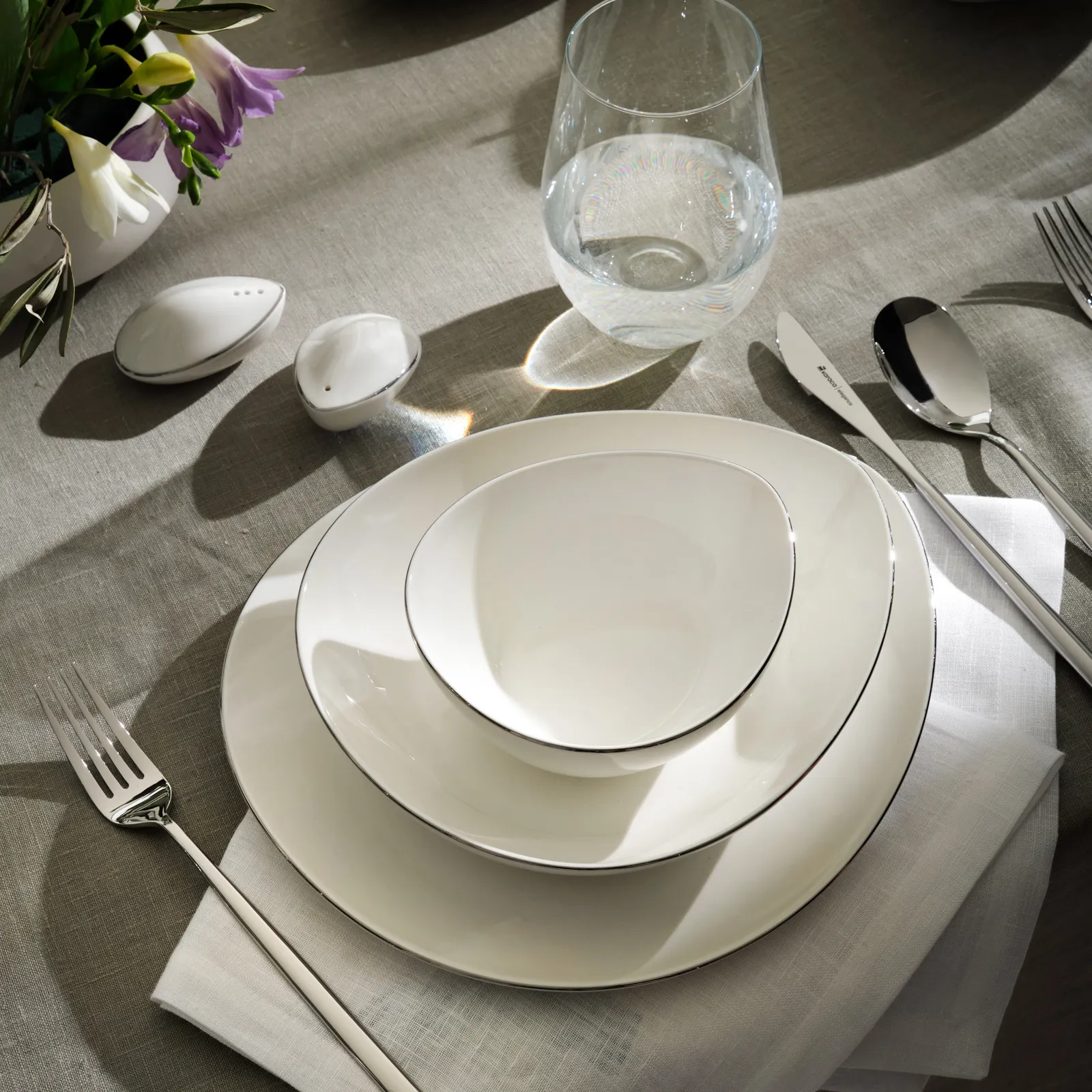 Karaca Red Carpet Collection Service de table Streamline Saki pour 12 personnes, 59 pièces, New Generation Bone, platine - Image 2