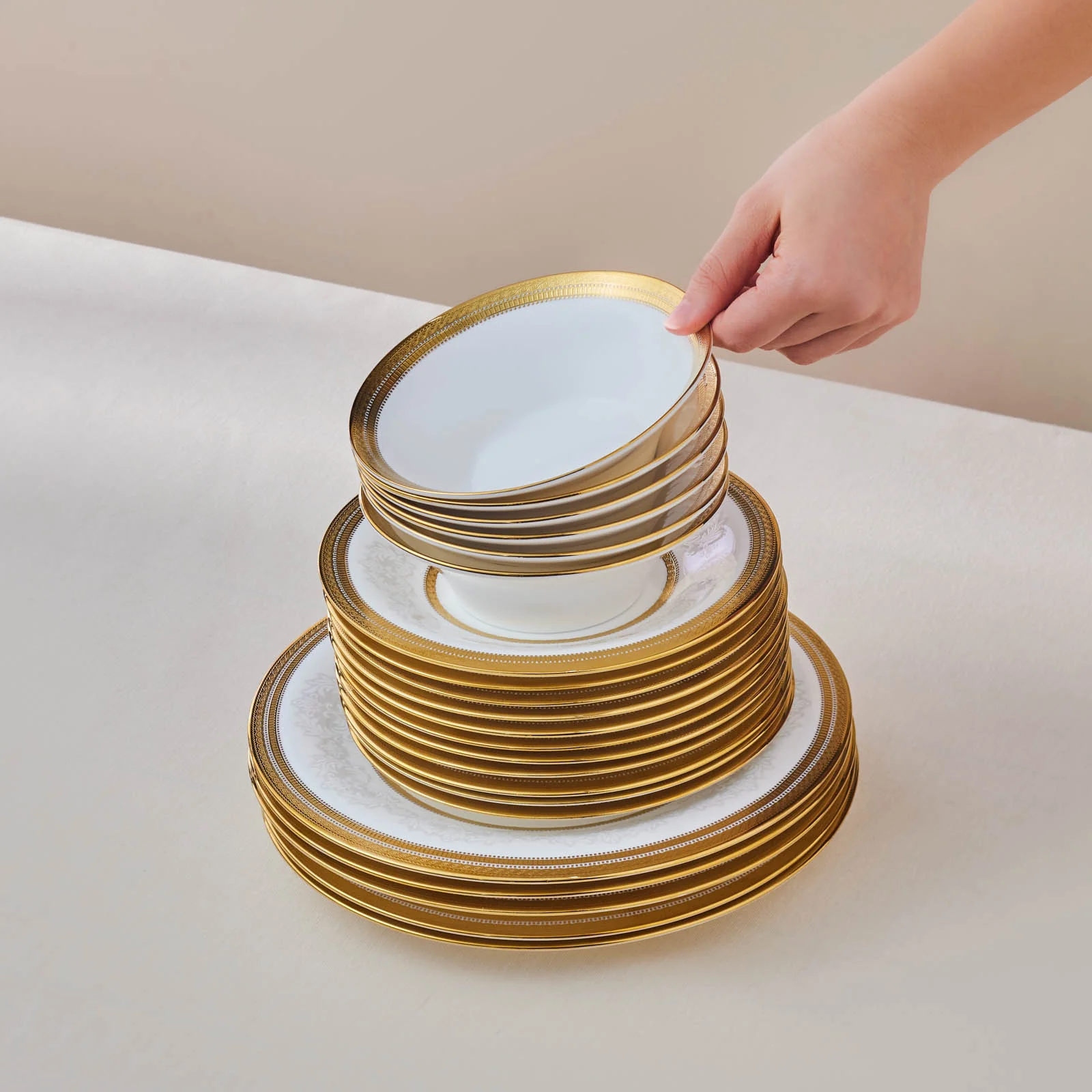 Karaca Royal Bone China Charlotte Service de Table 55 Pièces pour 12 Personnes, Or - Image 11