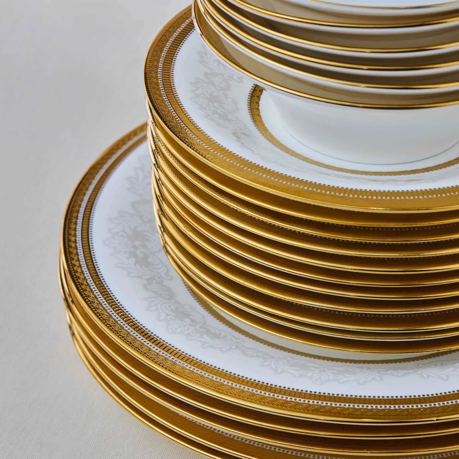Karaca Royal Bone China Charlotte Service de Table 55 Pièces pour 12 Personnes, Or - Image 12