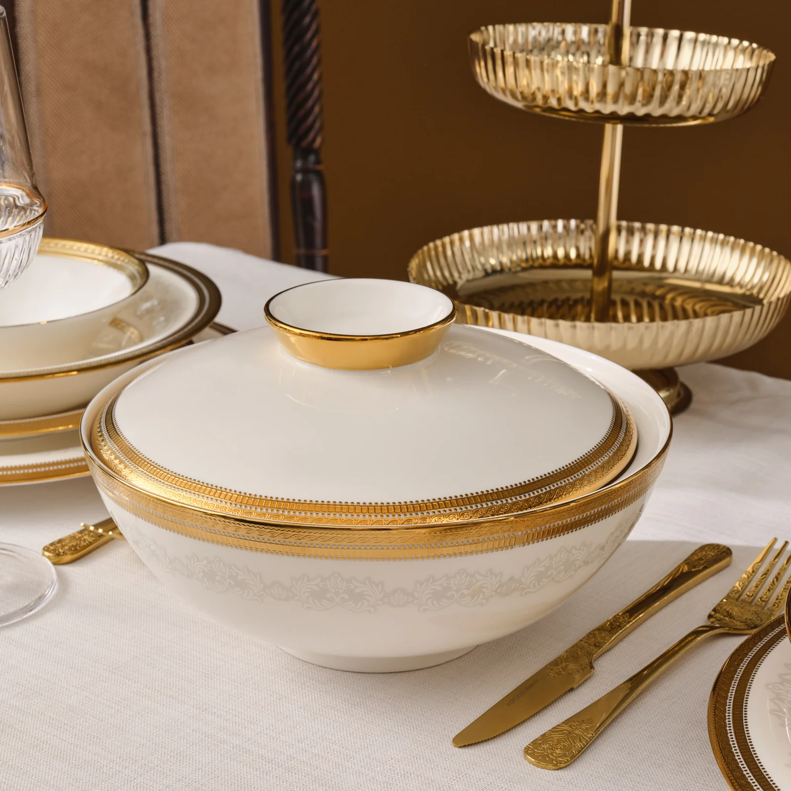 Karaca Royal Bone China Charlotte Service de Table 55 Pièces pour 12 Personnes, Or - Image 13