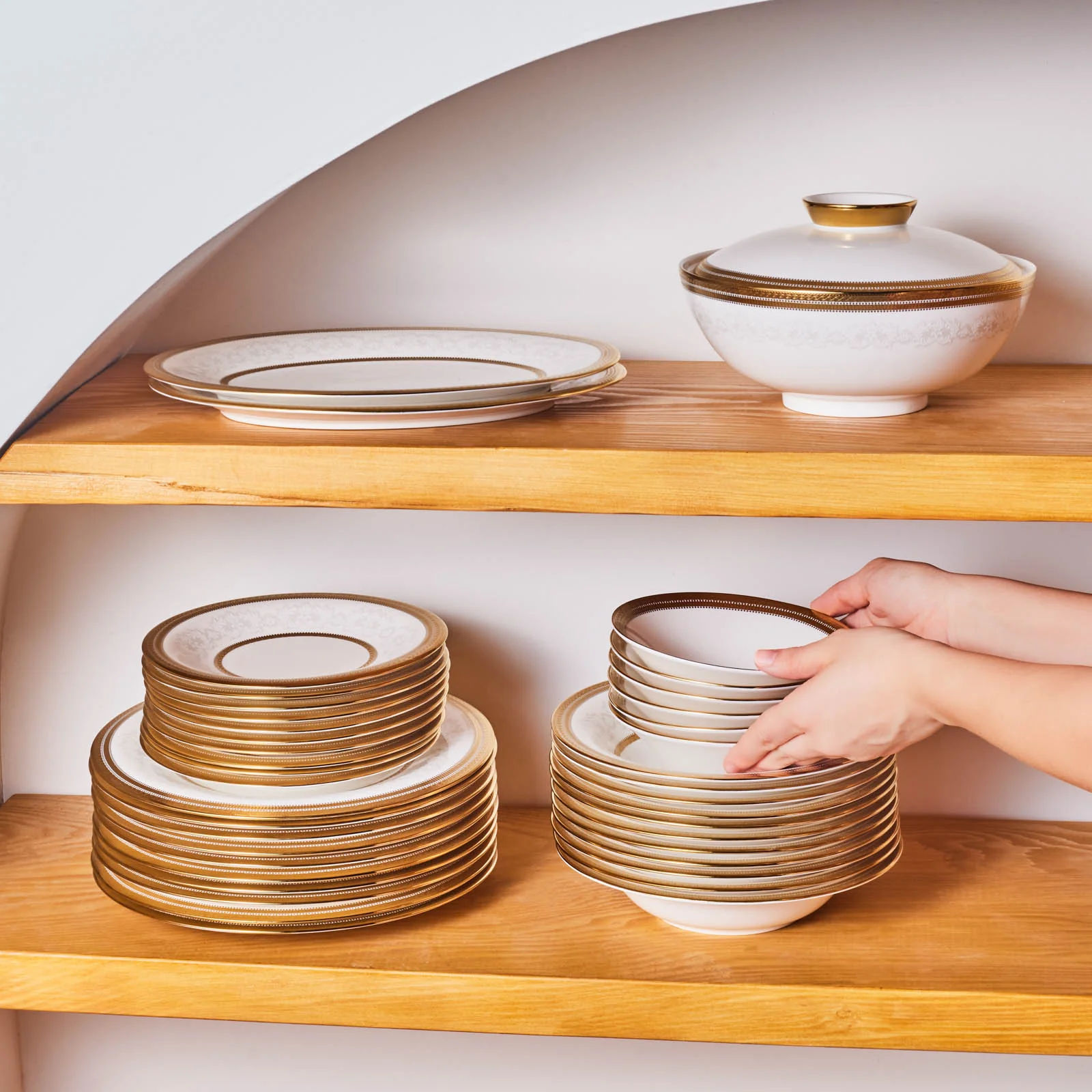Karaca Royal Bone China Charlotte Service de Table 55 Pièces pour 12 Personnes, Or - Image 14