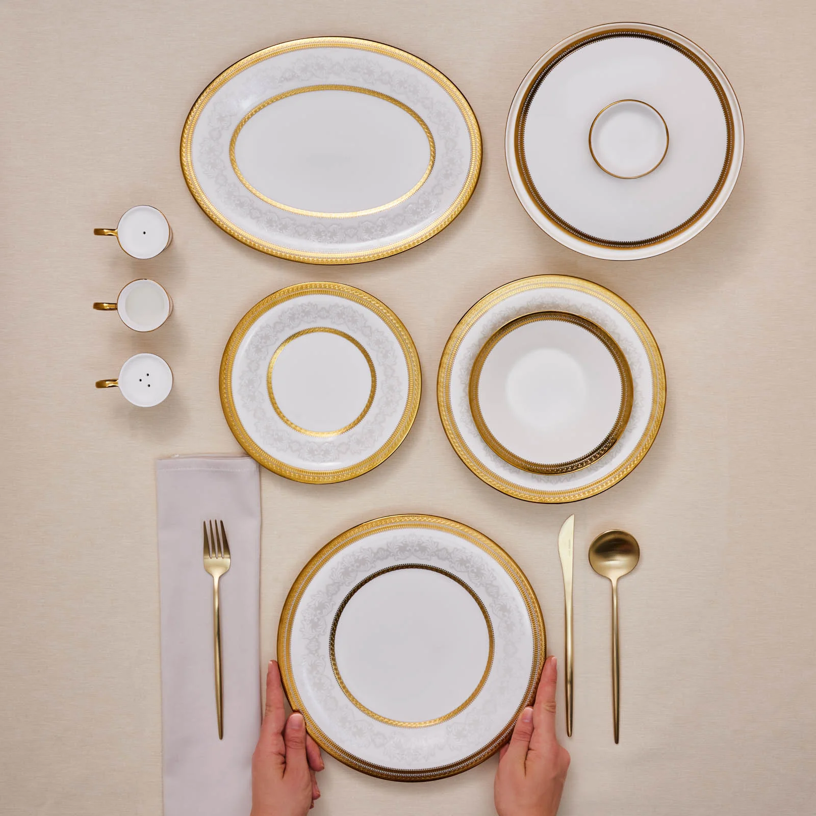 Karaca Royal Bone China Charlotte Service de Table 55 Pièces pour 12 Personnes, Or - Image 4