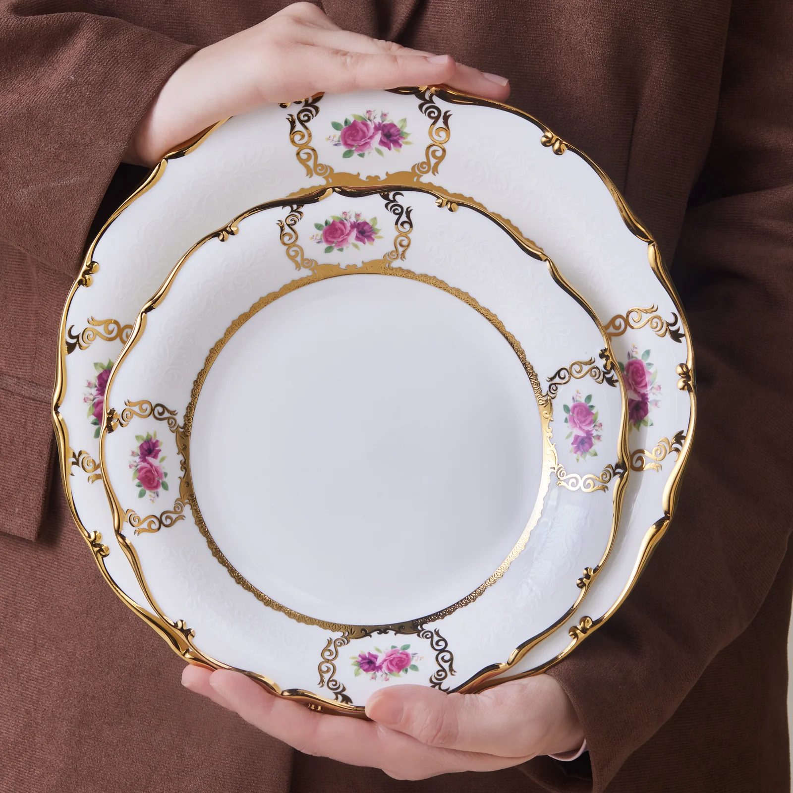 Karaca Royal Bone China Elizabeth Service de Table 55 Pièces pour 12 Personnes, Or - Image 4