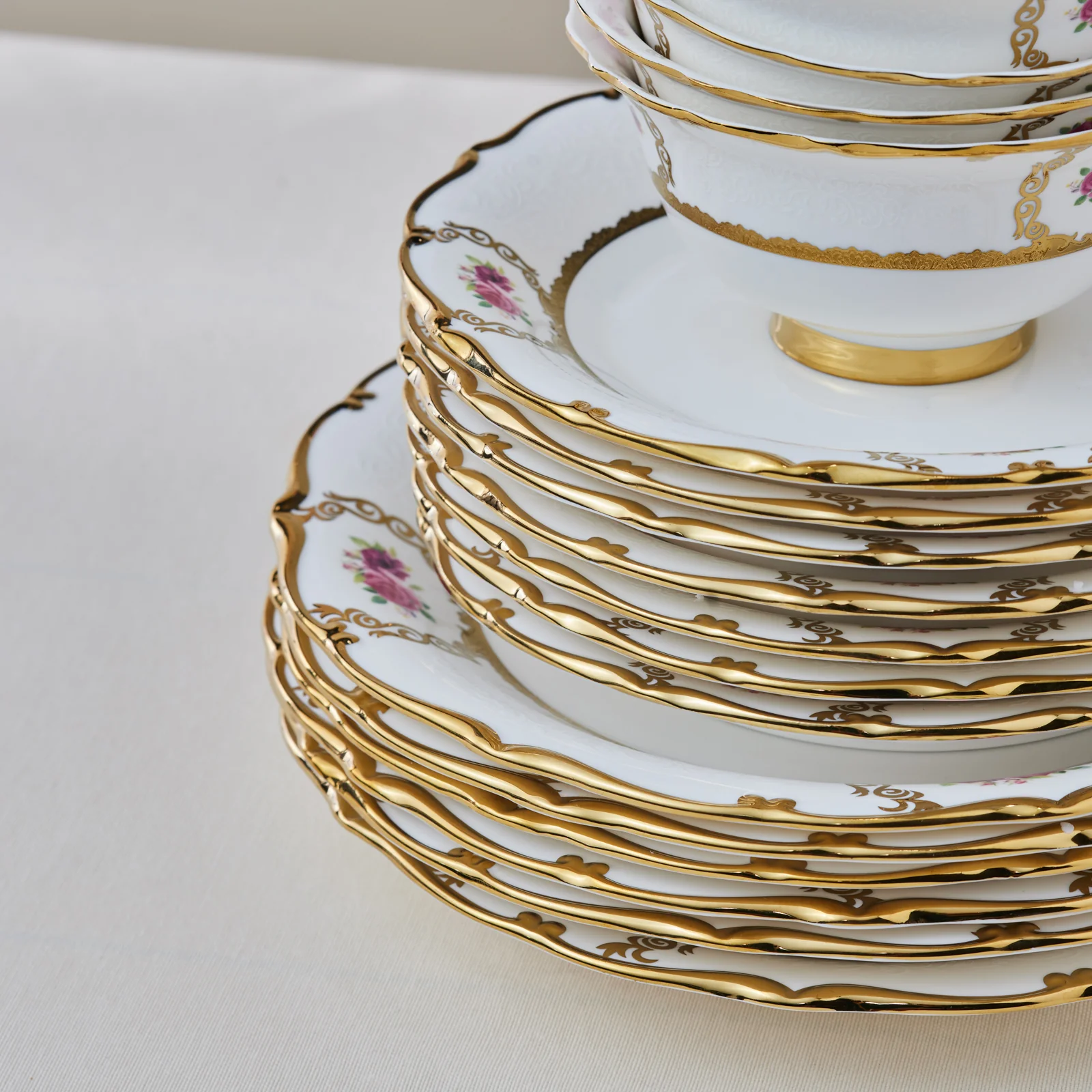 Karaca Royal Bone China Elizabeth Service de Table 55 Pièces pour 12 Personnes, Or - Image 5