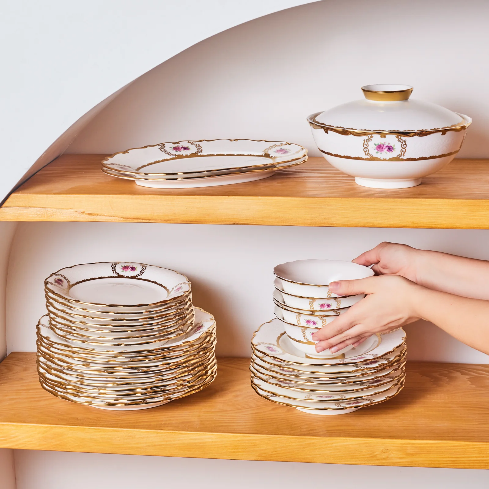 Karaca Royal Bone China Elizabeth Service de Table 55 Pièces pour 12 Personnes, Or - Image 6