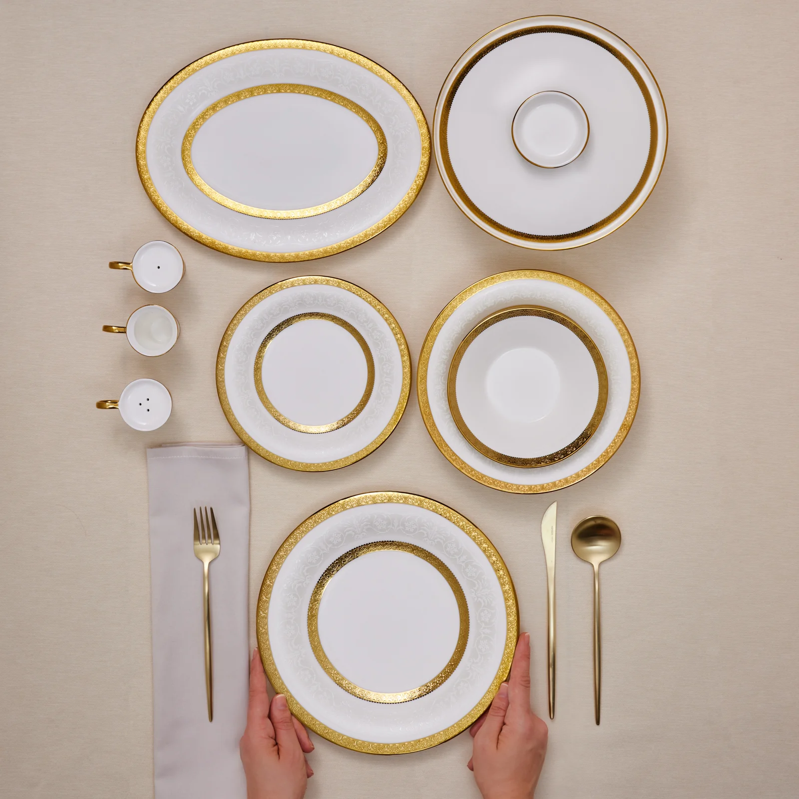 Karaca Royal Bone China Victoria Service de Table 55 Pièces pour 12 Personnes, Or - Image 3