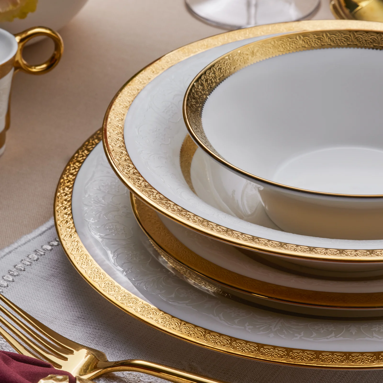 Karaca Royal Bone China Victoria Service de Table 55 Pièces pour 12 Personnes, Or - Image 5