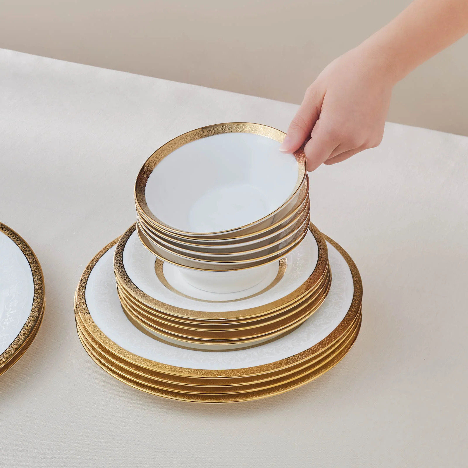 Karaca Royal Bone China Victoria Service de Table 55 Pièces pour 12 Personnes, Or - Image 7