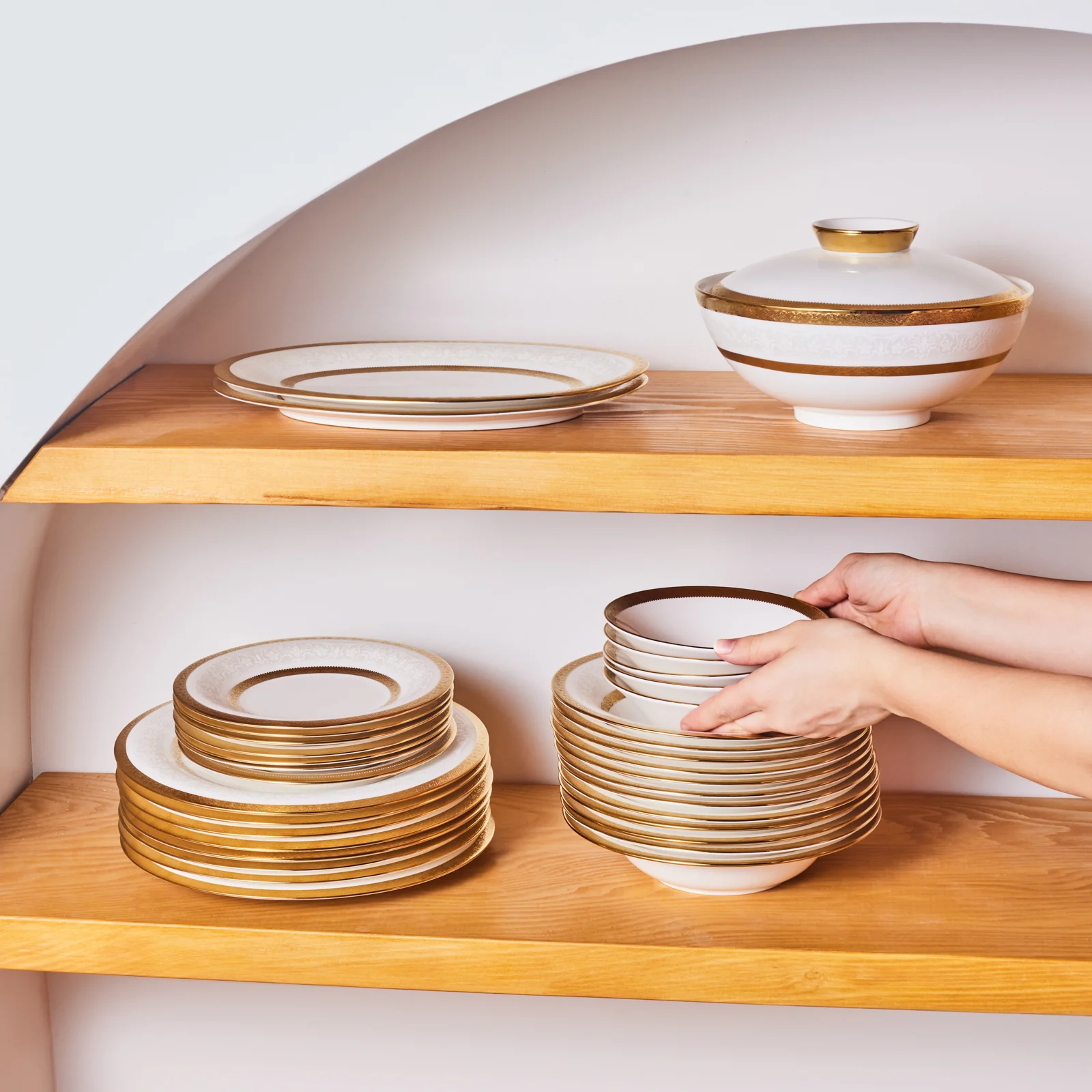 Karaca Royal Bone China Victoria Service de Table 55 Pièces pour 12 Personnes, Or - Image 8