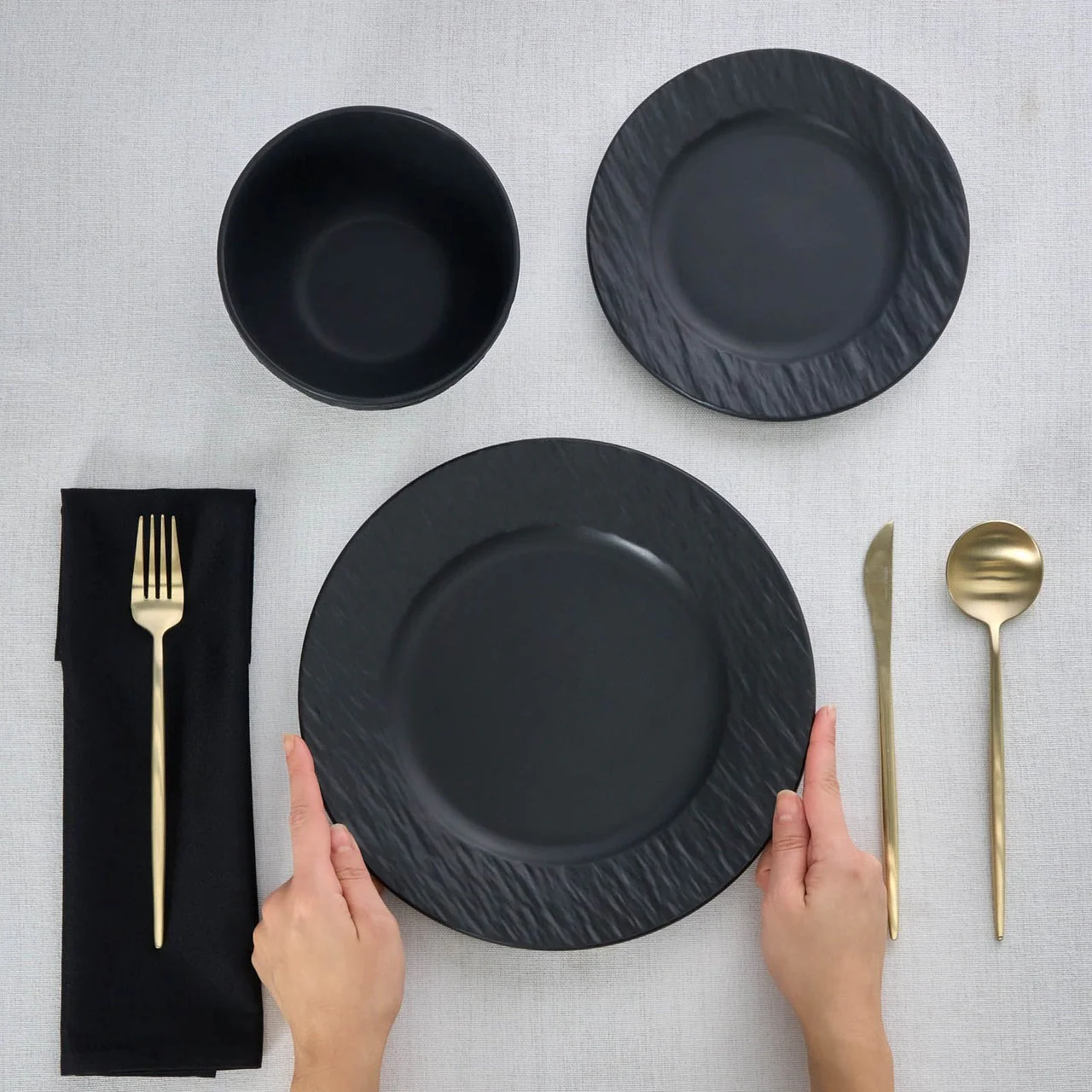 Karaca Solem Embossed - Service de Table en Grès 18 Pièces pour 6 Personnes, Noir - Image 4