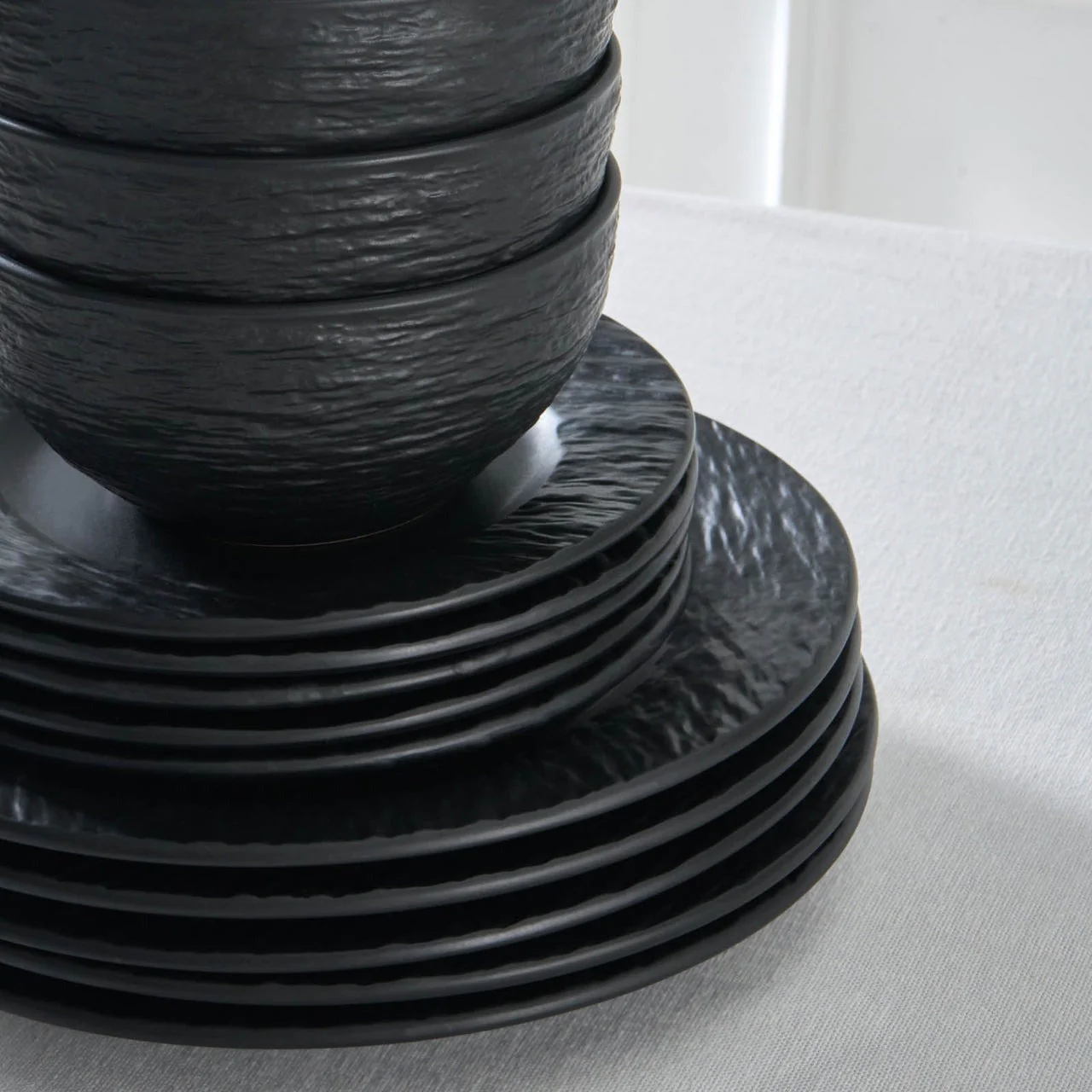 Karaca Solem Embossed - Service de Table en Grès 18 Pièces pour 6 Personnes, Noir - Image 5