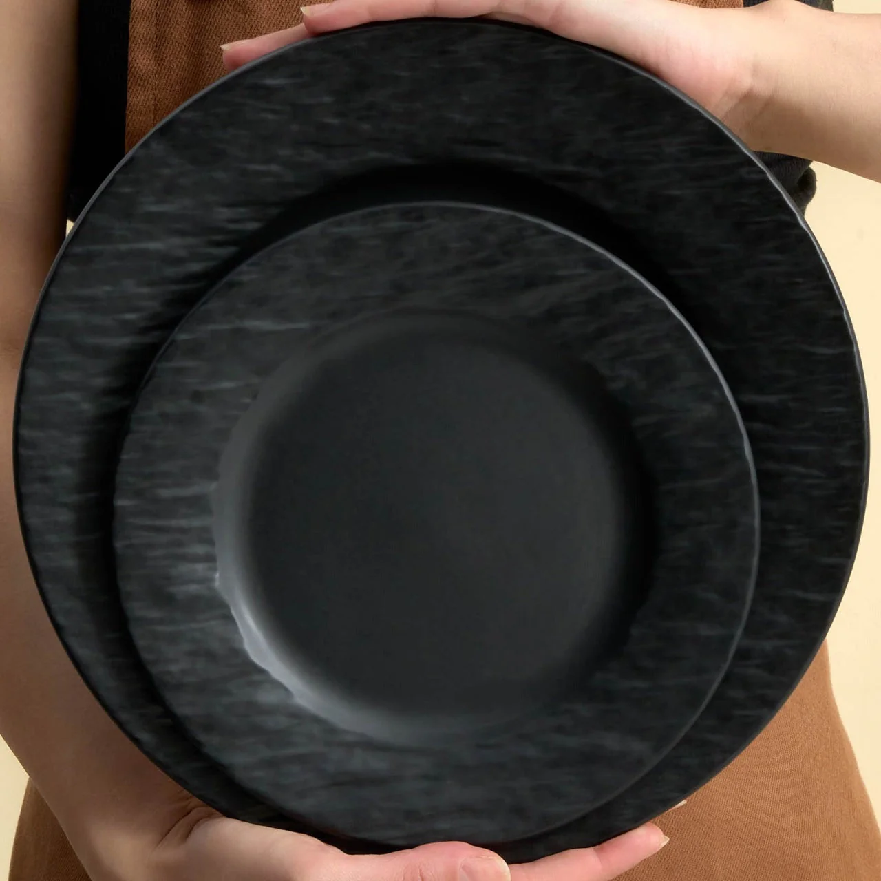 Karaca Solem Embossed - Service de Table en Grès 18 Pièces pour 6 Personnes, Noir - Image 7