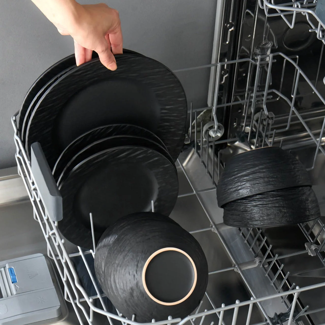 Karaca Solem Embossed - Service de Table en Grès 18 Pièces pour 6 Personnes, Noir - Image 9