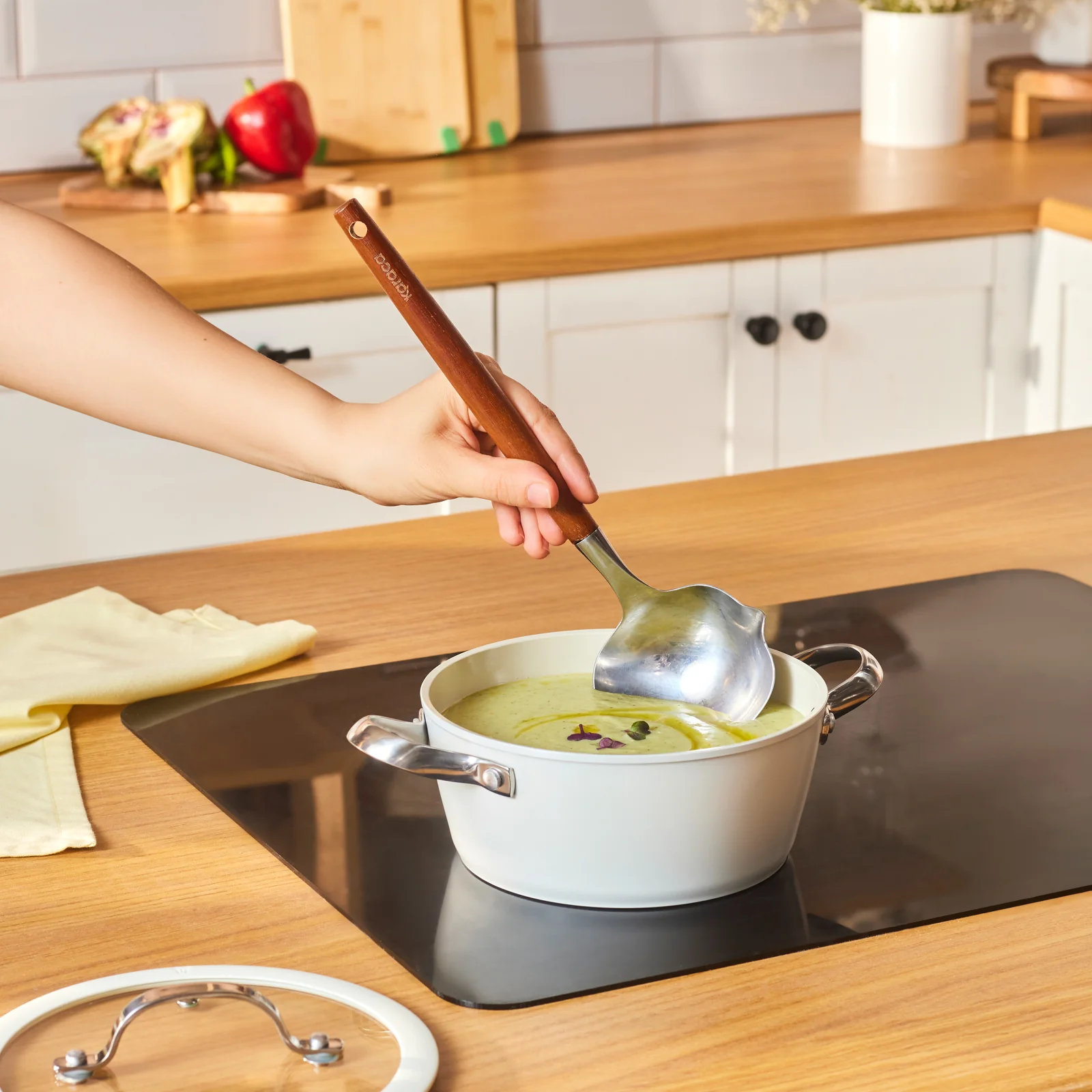 Karaca Swiss Crystal Almond Cream – Casserole avec poignée en acier inoxydable 18 cm - Image 2