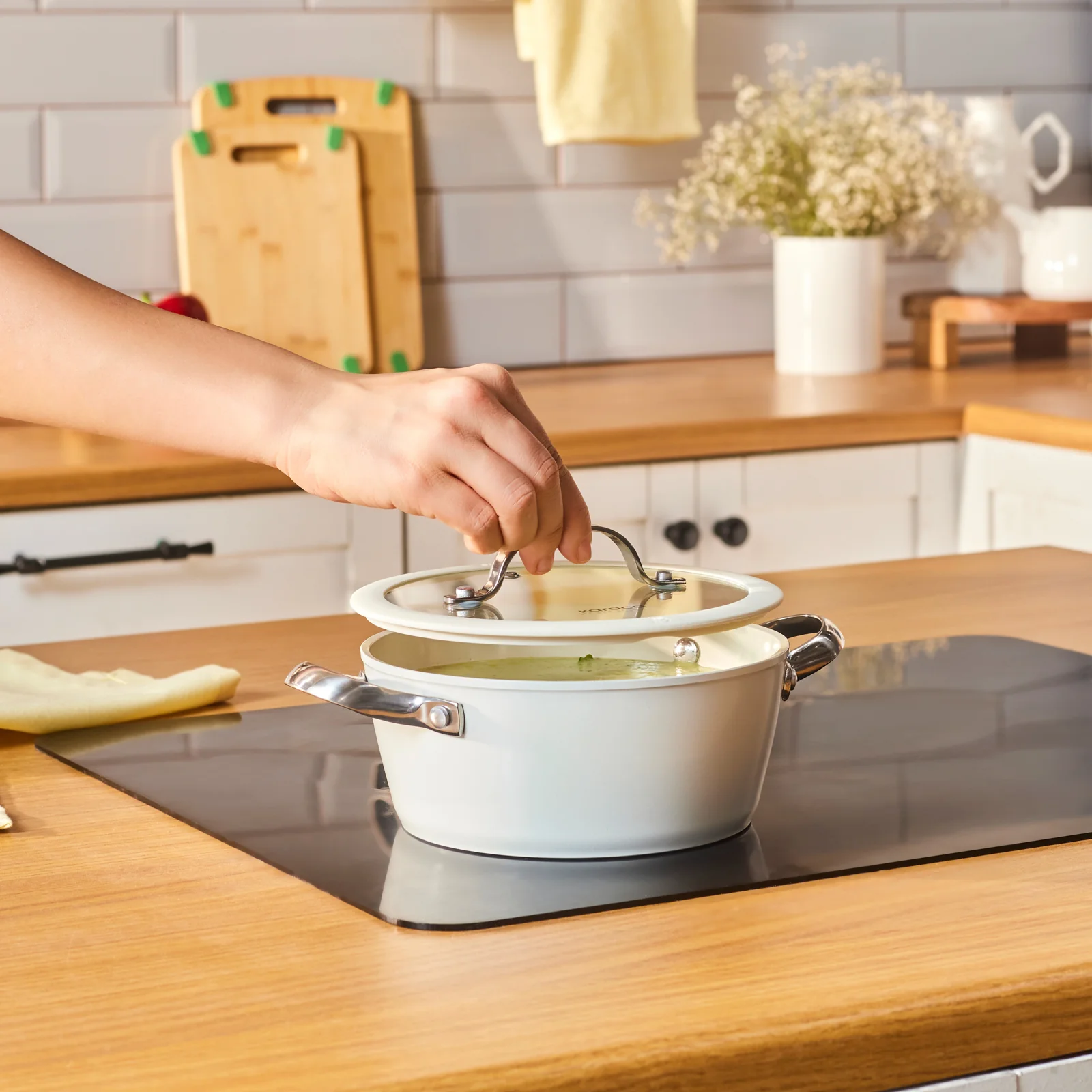 Karaca Swiss Crystal Almond Cream – Casserole avec poignée en acier inoxydable 18 cm - Image 4