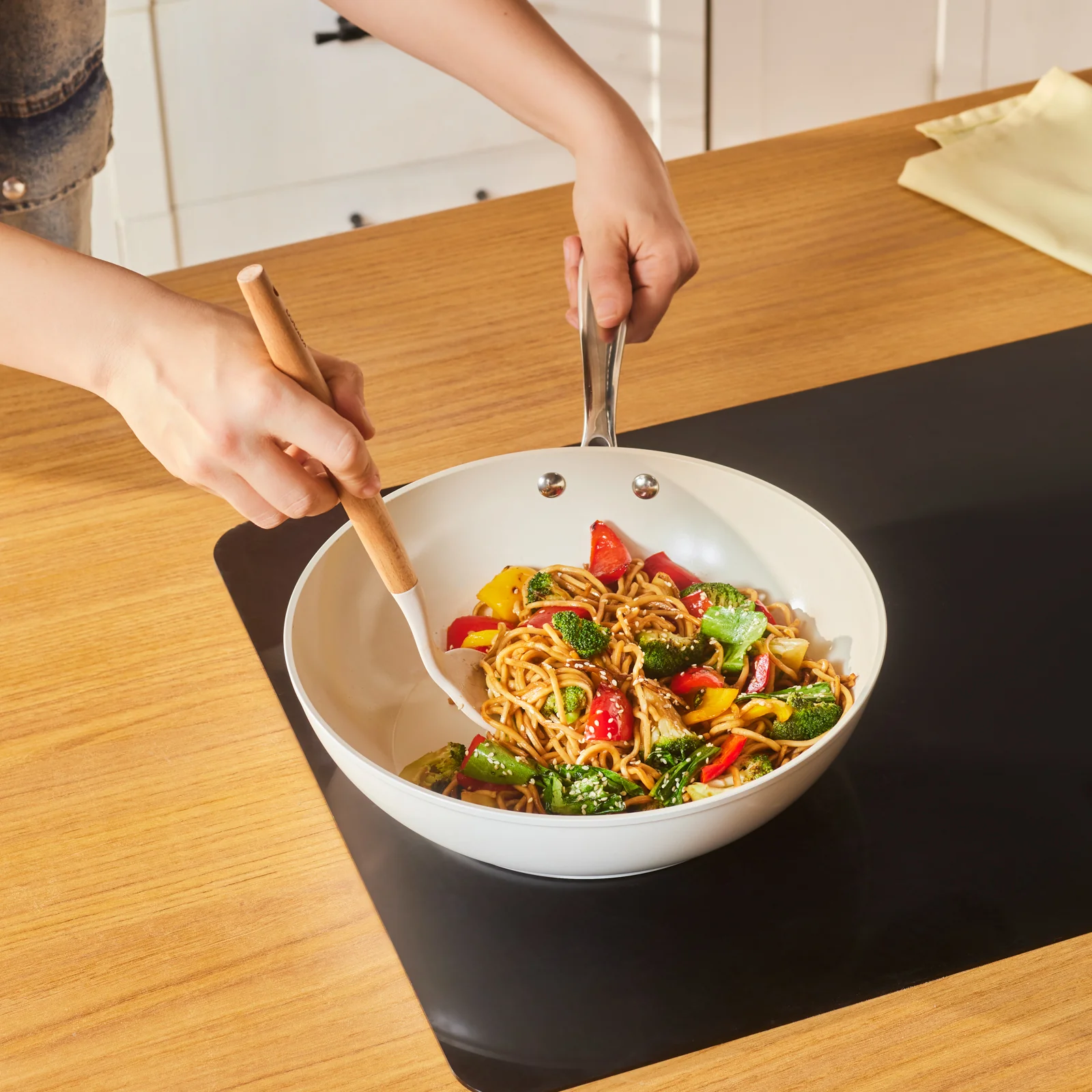 Karaca Swiss Crystal Almond Cream – Wok avec manche 28 cm - Image 2