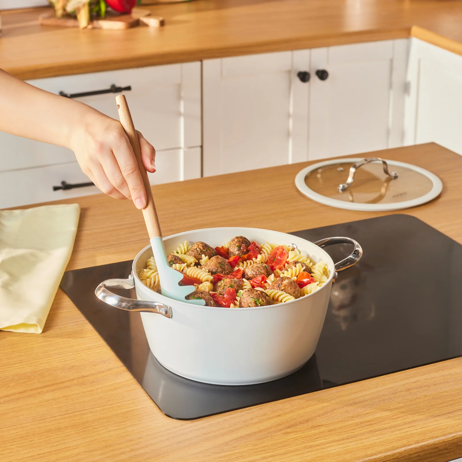 Karaca Swiss Crystal Almond Cream, Casserole avec Manche en Acier, 24cm - Image 3