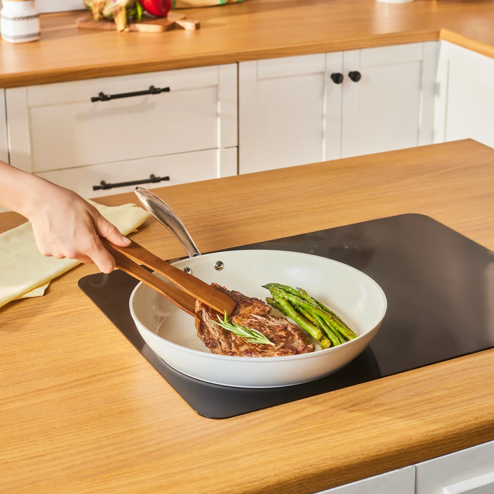 Karaca Swiss Crystal Almond Cream, Poêle, 32cm - Image 2