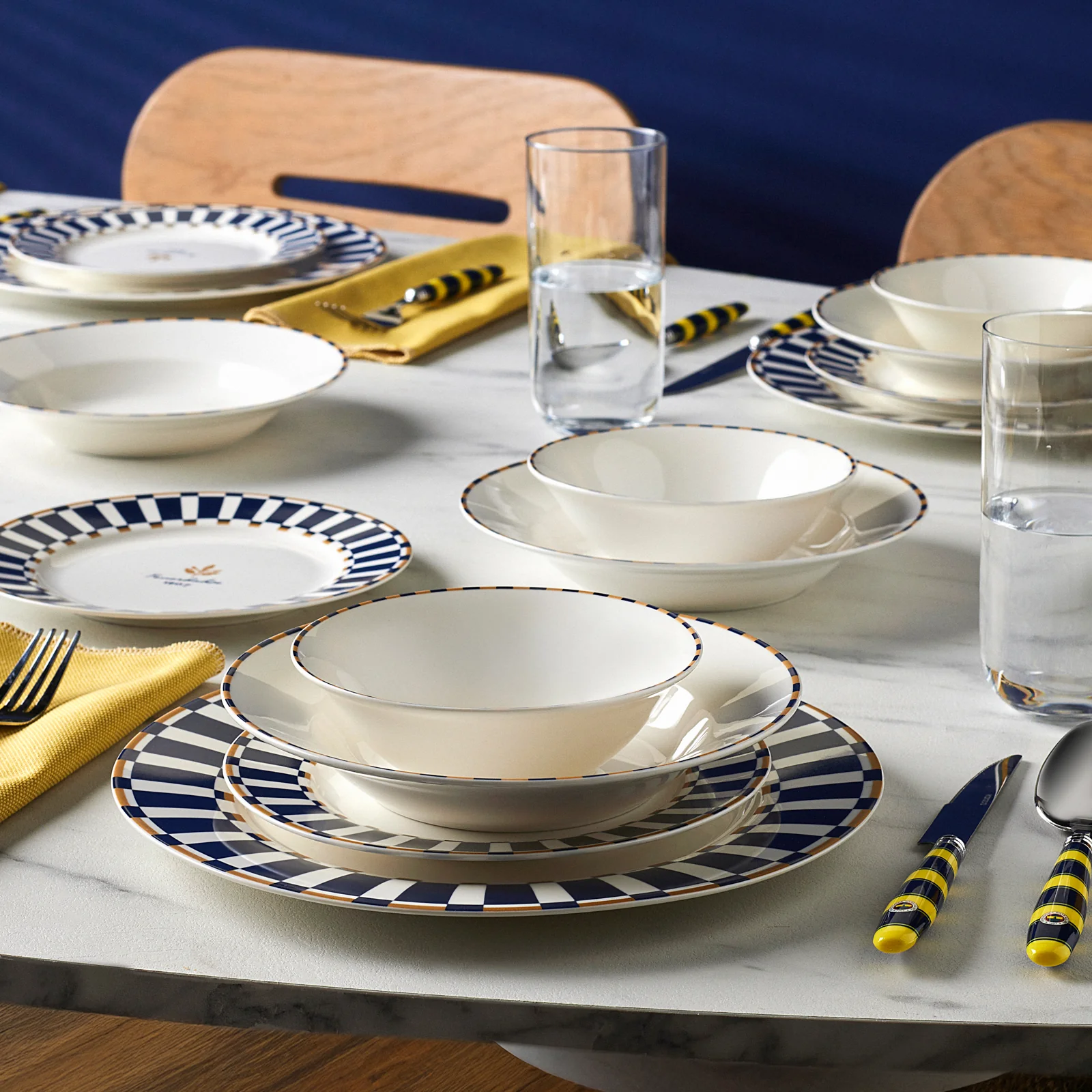 Karaca x Fenerbahçe Service de Table Forever Bone Sous Licence 24 Pièces pour 6 Personnes - Image 3