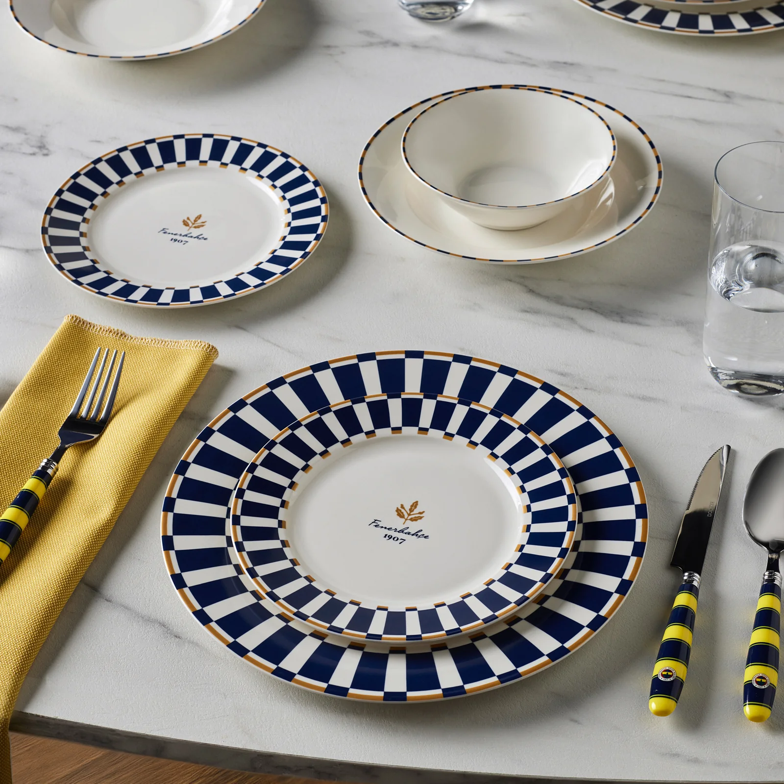 Karaca x Fenerbahçe Service de Table Forever Bone Sous Licence 24 Pièces pour 6 Personnes - Image 4