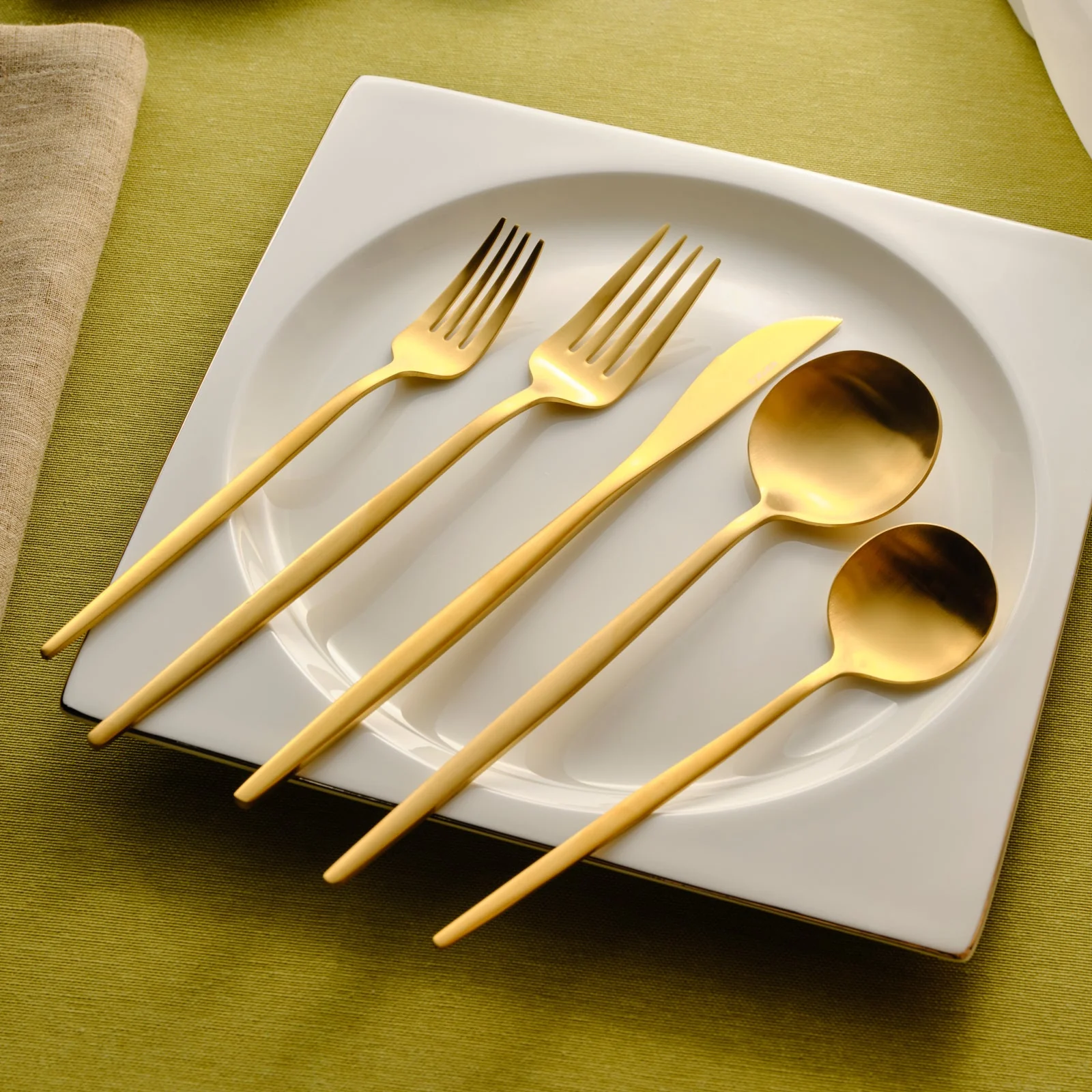 Set De Couverts Karaca Matte Gold Pour 12 Personnes, 60 Pièces - Image 3