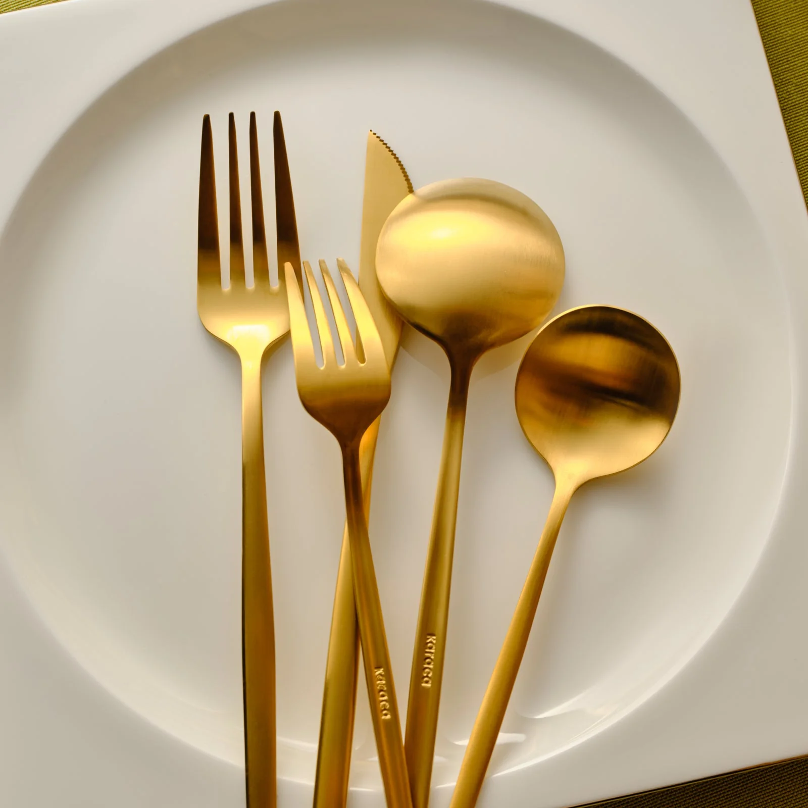 Set De Couverts Karaca Matte Gold Pour 12 Personnes, 60 Pièces - Image 5