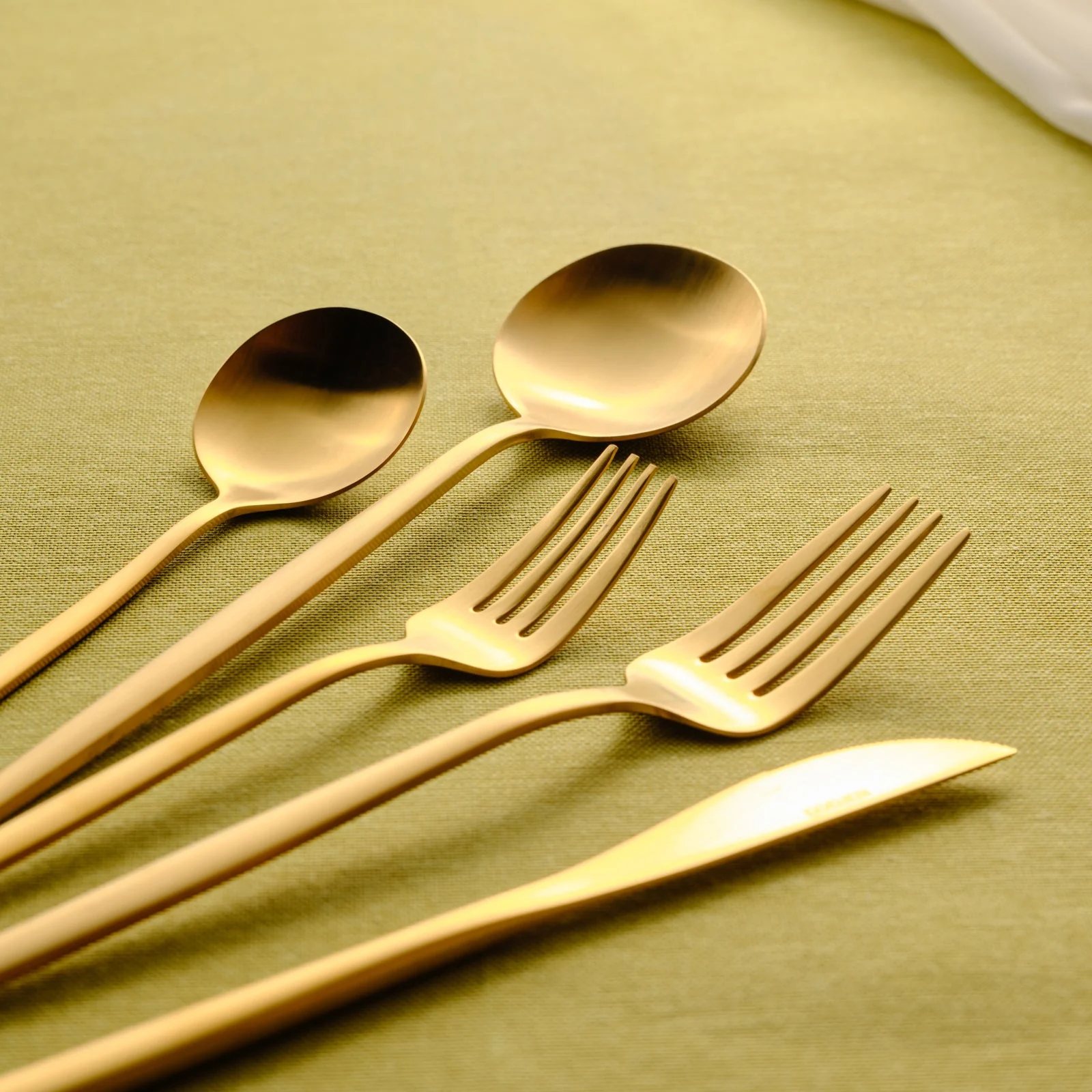 Set De Couverts Karaca Matte Gold Pour 12 Personnes, 60 Pièces - Image 7