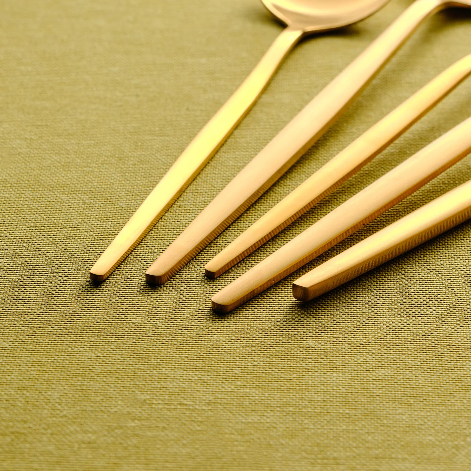 Set De Couverts Karaca Matte Gold Pour 12 Personnes, 60 Pièces - Image 8