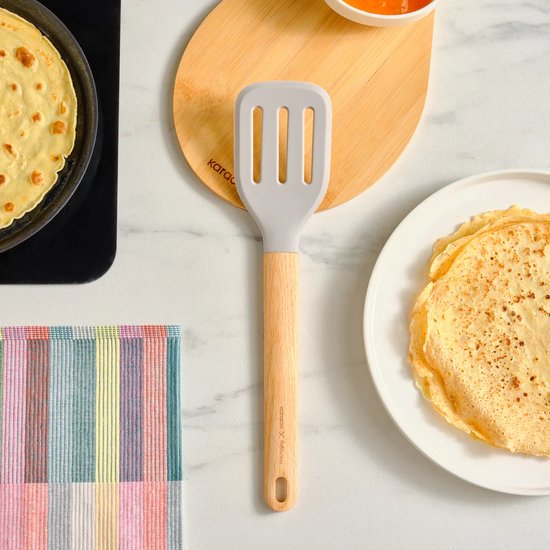 Spatule rainurée en silicone Karaca X Refika Gadgets avec manche en bois - Image 3